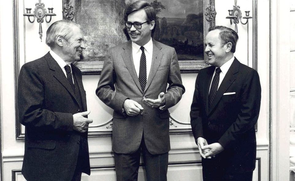 Ab 1974 stieg der Otto Versand bei immer mehr Unternehmen ein und entwickelte sich zunehmend zum internationalen Konzern. Mit Zukäufen im Jahr 1987 wurde Otto zum größten Versandhändler der Welt. Zwischenzeitlich hatte Michael Otto (Mitte), Sohn des Firmengründers (links), den Vorstandsvorsitz der Gruppe übernommen. 1998 gründete Otto mit dem spanischen Konzern Inditex die Zara Deutschland GmbH. 2010 trennte sich das deutsche Unternehmen von seinen letzten Anteilen.