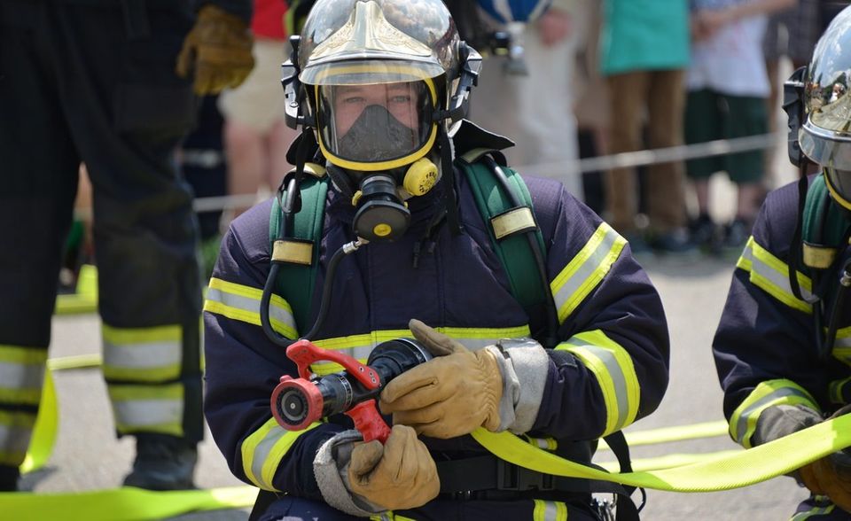 Seit Forsa das Ranking erhebt, sind Feuerwehrleute der unangefochtener Spitzenreiter der angesehensten Berufe. Mit 94 von 100 Prozent hält die Berufsgruppe ihren Wert aus dem Vorjahr. 2017 waren die Feuerwehrmänner- und -frauen sogar noch beliebter. Hier schrieben ihnen 96 Prozent der Befragten das höchste Ansehen zu.