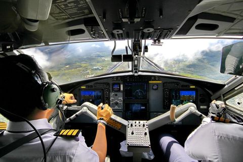 Die größten Ansehensverluste bei den Befragten in 2019 haben Pilotinnen und Piloten zu verzeichnen: 71 Prozent der Befragten – rund sieben Prozent weniger als noch 2018 – schrieben der Berufsgruppe ein hohes Ansehen zu. Im Ranking der angesehensten Berufe geht es deshalb einen Platz abwärts auf Rang neun.