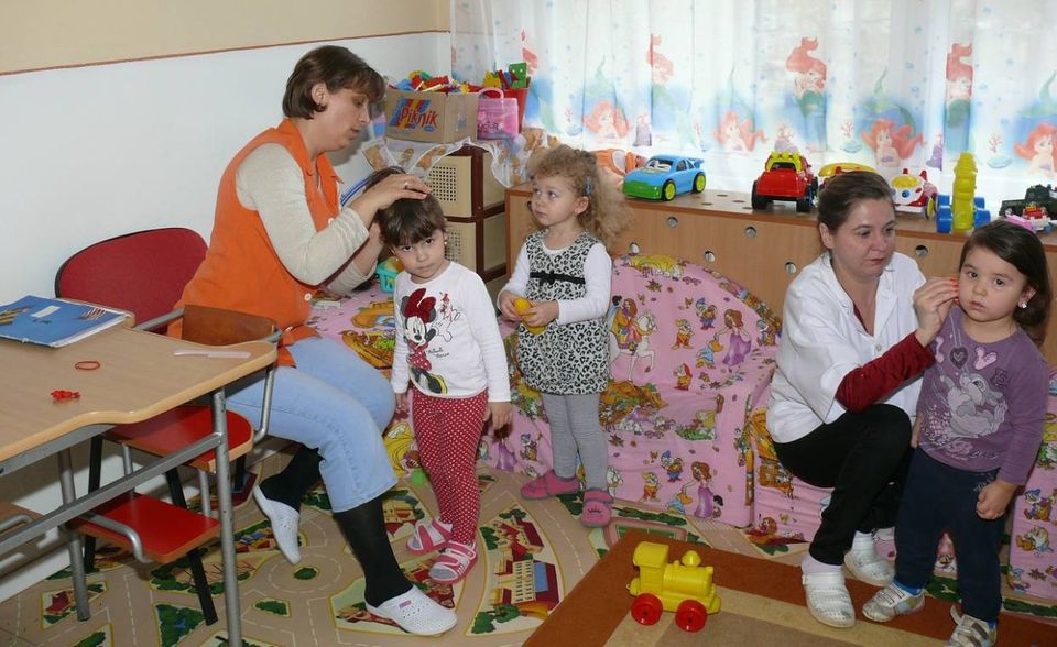 #6 Kindergarten Platz sechs im Ranking belegen die Kindergärtnerinnen und Kindergärtner. Rund 80 Prozent der Befragten finden, dass die Erziehung der Kleinsten ein hohes Ansehen genießt. Im Vergleich zum Vorjahr verliert der Beruf aber drei Prozentpunkte. An der Rangfolge ändert das allerdings nichts.
