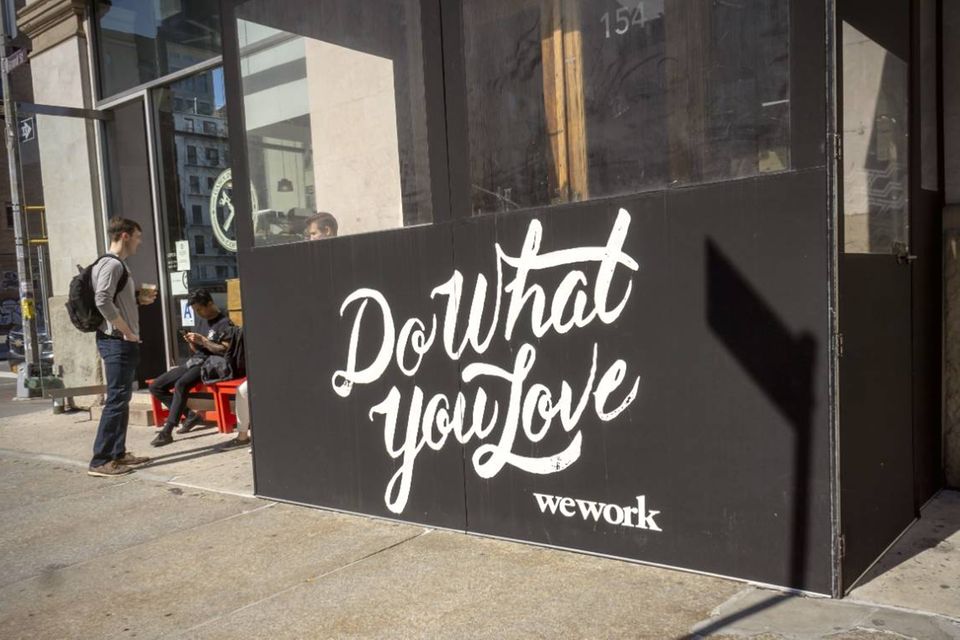Ein Schild weist auf einen We-Work-Co-Working-Space in New York hin