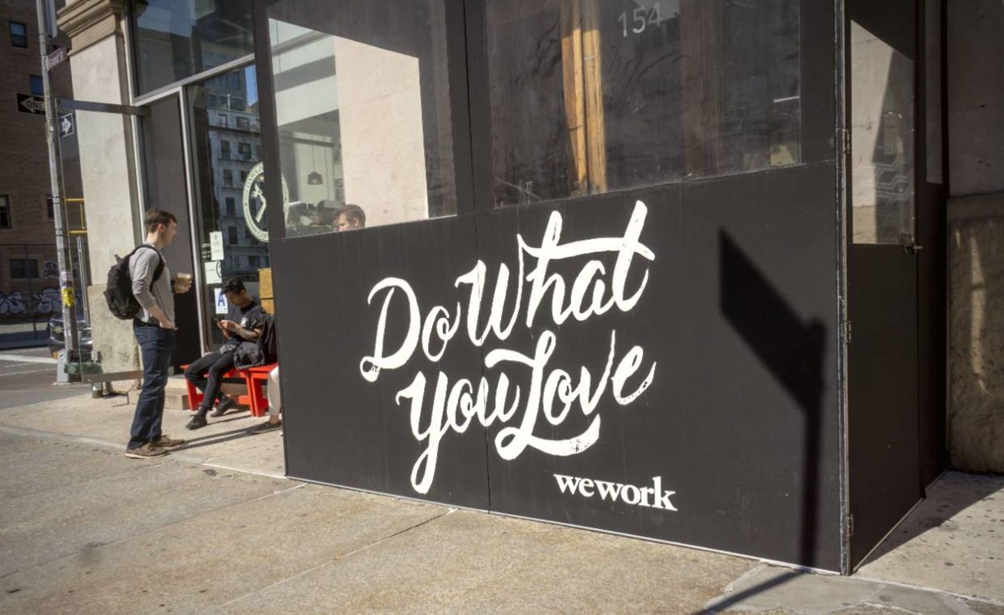 Ein Schild weist auf einen We-Work-Co-Working-Space in New York hin