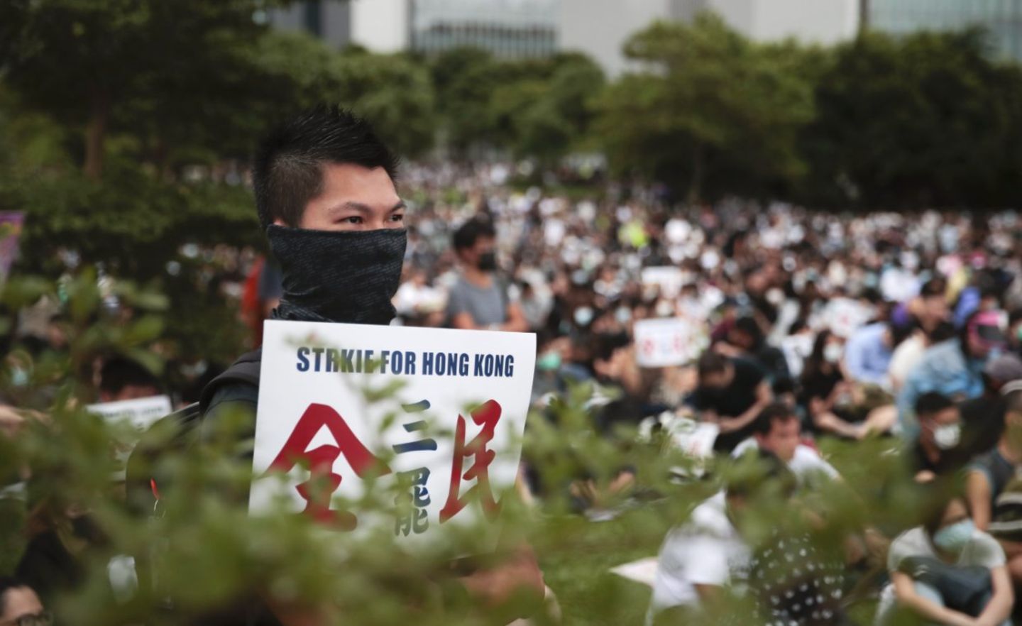 Ein Demonstrant hält ein Plakat mit der Aufschrift "Streik für Hongkong"