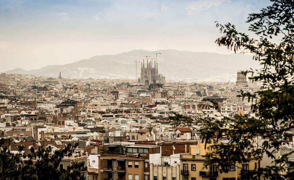 Nur ein halber Urlaubstag entscheidet das Rennen um Platz eins in diesem Ranking: Rund 30,5 Tage bezahlten Urlaub nehmen Beschäftige in Barcelona jedes Jahr. Barcelona ist damit der Spitzenreiter bei den Urlaubstagen. Die Mindestanzahl an angebotenem Urlaub liegt dagegen bei 22 Tagen und ist damit genauso hoch wie im brasilianischen São Paulo. Mit 40,9 Stunden müssen Beschäftigte in Barcelona allerdings mehr als anderthalb Stunden weniger pro Woche arbeiten, in diesem Ranking übrigens der drittniedrigste Wert.
