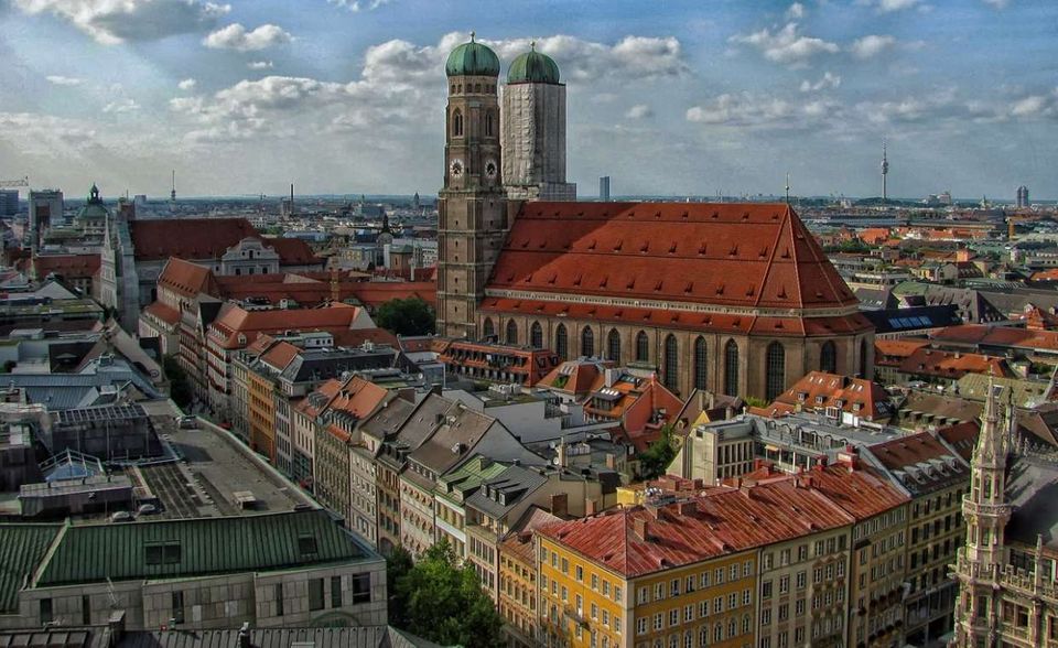Mit 29,7 Urlaubstagen im Jahr schafft es die bayrische Landeshauptstadt ganz knapp vor der Konkurrenz auf Platz drei. Im Vergleich zu den anderen deutschen Metropolen der Studie ist sie damit Spitzenreiter. Dafür sind die Münchner allerdings auch früher im Büro als Beschäftigte in Hamburg und Berlin: Um 8.46 Uhr kommen Münchener im Schnitt auf der Arbeit an – rund eine Dreiviertelstunde früher als die Hamburger und mehr als eine Stunde früher als die Berliner.