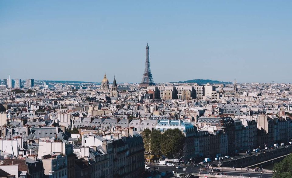 Wäre dieses Ranking über die Städte mit der höchsten Mindestanzahl an bezahlten Urlaubstagen, läge die Stadt der Liebe zusammen mit Helsinki an der Spitze. Bei der Anzahl der genommenen bezahlten Urlaubstage verpasst Paris den ersten Platz dagegen knapp. Denn anders als in der finnischen Hauptstadt schöpfen Pariser Beschäftigte ihren angebotenen Urlaub von 30 Tagen voll aus.
