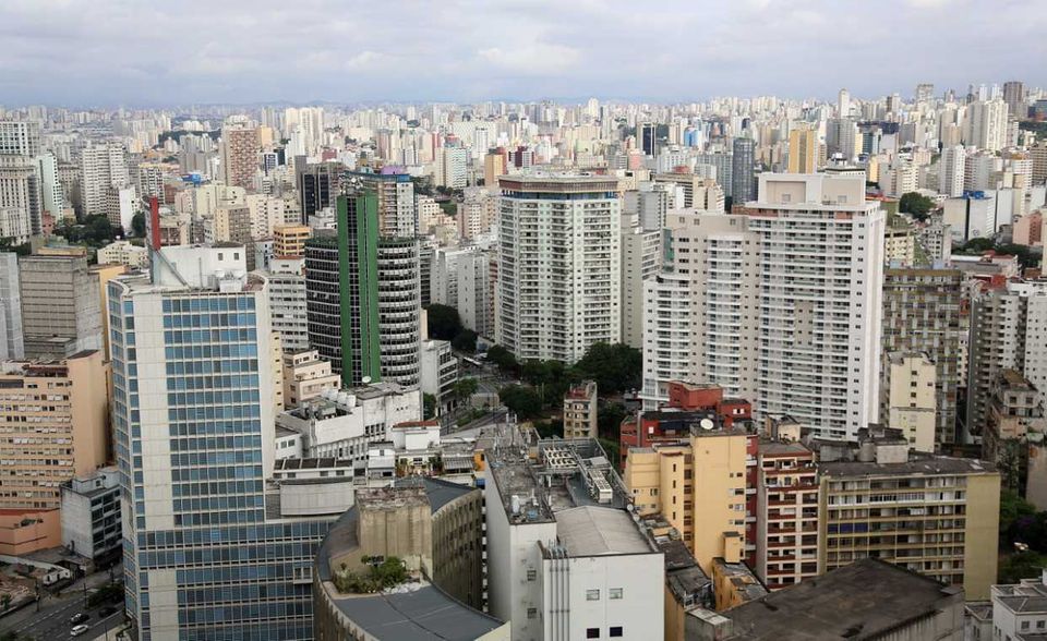 Platz vier teilen sich São Paulo und Hamburg mit 29,6 Urlaubstagen im Jahr. São Paulo hat der deutschen Hansestadt dabei allerdings etwas voraus: Das Mindestmaß an bezahltem Urlaub ist hier mit 22 Tagen um zwei Tage höher als in Hamburg. Dafür müssen die Brasilianer unter der Woche durchschnittlich aber auch anderthalb Stunden mehr arbeiten als die Arbeitnehmer in der Hansestadt. Mit 42,5 haben die Brasilianer damit in diesem Ranking die zweitlängste Arbeitszeit.