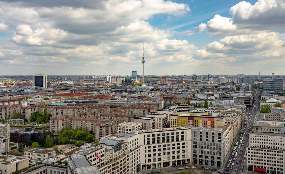 Insgesamt drei deutsche Städte haben es unter die sieben Metropolen mit den meist genommenen Urlaubstagen geschafft. Auf dem letzten Platz im deutschen Vergleich liegt Berlin: Rund 29,5 Urlaubstage nehmen Beschäftigte in der Bundeshauptstadt, mindestens zwanzig werden ihnen angeboten. Immerhin: Trotz ihrer 41-Stunden-Woche sind die Berliner in diesem Ranking die Beschäftigten, die morgens am längsten ausschlafen können. Erst um 9.53 Uhr kommen sie im Schnitt auf der Arbeit an – ihre Zürcher Kollegen arbeiten da schon eine Stunde und 20 Minuten.
