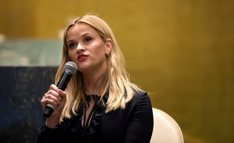 Wie ihre Kollegin Nicole Kidman spielt auch Reese Witherspoon aktuell in der Serie Big Little Lies mit. Berühmt geworden ist die 43-Jährige mit Filmen wie Natürlich Blond. Für ihre Darstellung als Johnny Cashs Ehefrau June Carter in Walk the Line, gewann sie 2005 einen Oscar. Mit Einnahmen von 35 Mio. US-Dollar belegt sie 2019 den dritten Platz der bestbezahlten Schauspielerinnen.