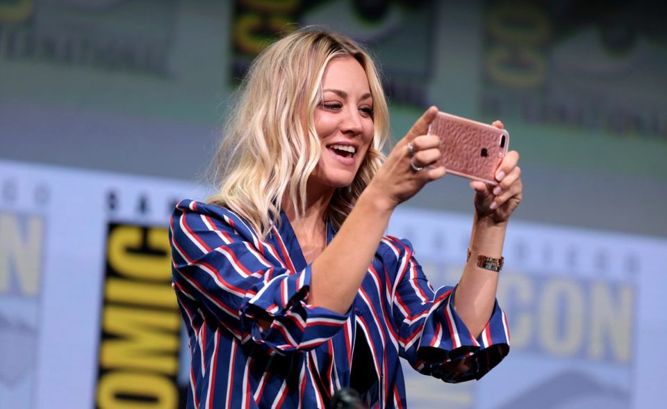 Sie ist eines der bekanntesten Gesichter der US-Erfolgsserie The Big Bang Theory, in der sie von 2007 bis 2019 die Rolle der Kellnerin Penny spielte. Die 33-Jährige hat so zuletzt 25 Mio. US-Dollar eingenommen und belegt den sechsten Platz der bestbezahlten Schauspielerinnen der Welt.