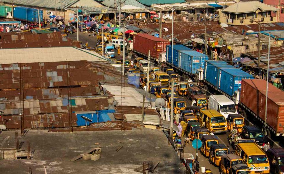 Fast scheint es: Nach Nigeria geht kein Expat wirklich freiwillig. „Es gibt nicht viel zu tun und es herrscht eine ständige Bedrohungslage“, klagte ein Expat aus Ungarn. Nigeria landete bei der Lebensqualität und der allgemeinen Sicherheit jeweils auf dem drittletzten Rang weltweit. Dafür kommen Ausländer wenigstens dank Englisch als Amtssprache ohne weitere Sprachkenntnisse gut zurecht.