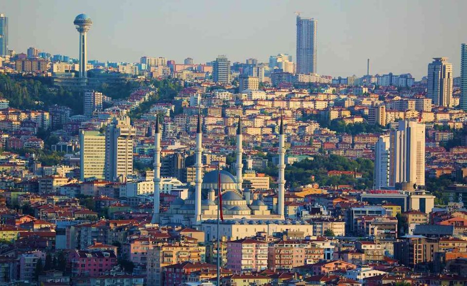 Vor allem Expats mit Kindern bereuen den Umzug in die Türkei bitterlich. In der Kategorie „Familie“ landete sie auf dem letzten Platz. Kaum besser fiel das Urteil über das Arbeitsleben aus (Platz 62). Dafür sorgten neben schlechten Karriereaussichten vor allem lange Arbeitszeiten. „Die Gehälter sind niedrig, ich habe keine Zeit für mich, ich bin nur am Arbeiten“, klagte ein Expat aus Albanien.