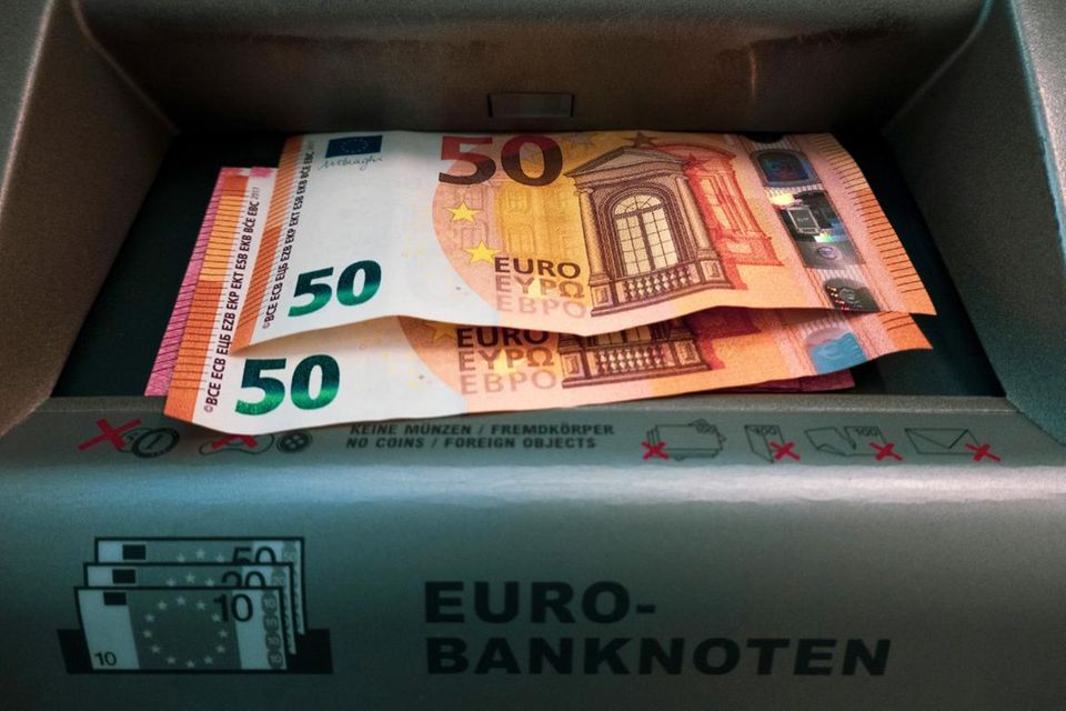 50-Euro-Scheine im Geldautomaten: Sparen lohnt sich in Zeiten niedriger Zinsen kaum noch