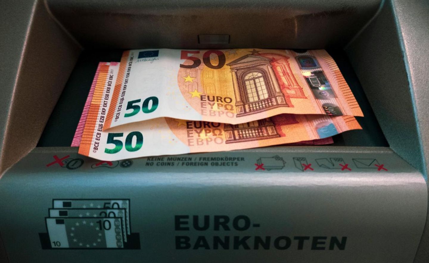 50-Euro-Scheine im Geldautomaten: Sparen lohnt sich in Zeiten niedriger Zinsen kaum noch