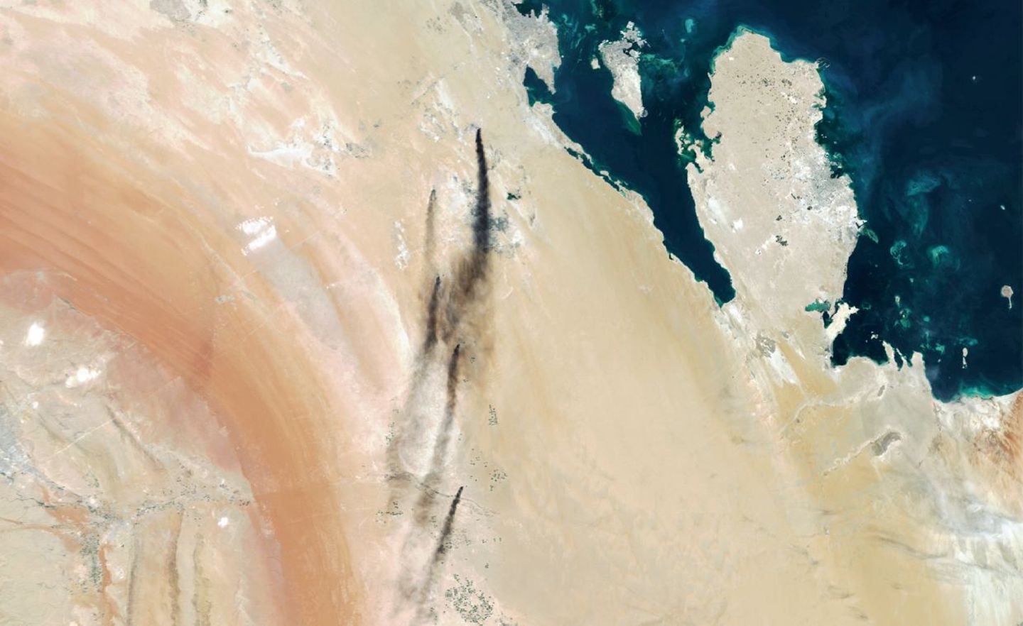 Das Satellitenbild zeigt Rauch, der über den getroffenen saudi-arabischen Ölanlagen aufsteigt