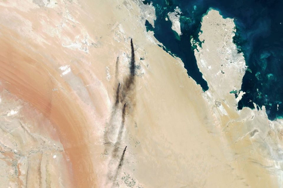 Das Satellitenbild zeigt Rauch, der über den getroffenen saudi-arabischen Ölanlagen aufsteigt