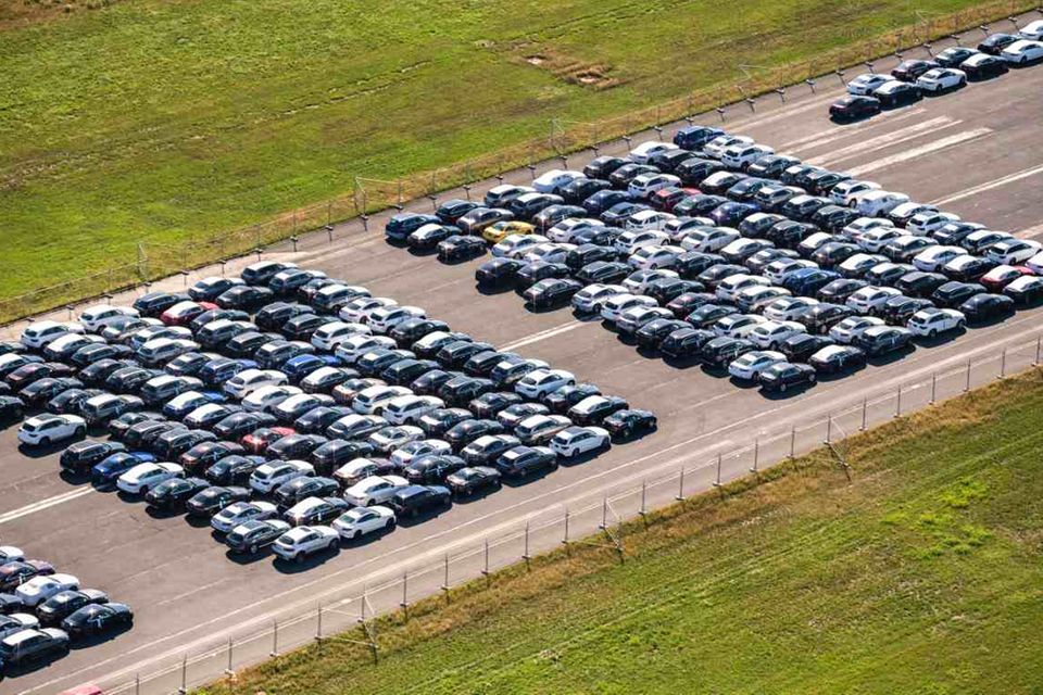 Auf einem Flugplatz stehen tausende Mercedes-Fahrzeuge. Daimler spricht von einem normalen Vorgang, fest steht aber auch, dass die Autoindustrie in einer Absatzkrise steckt