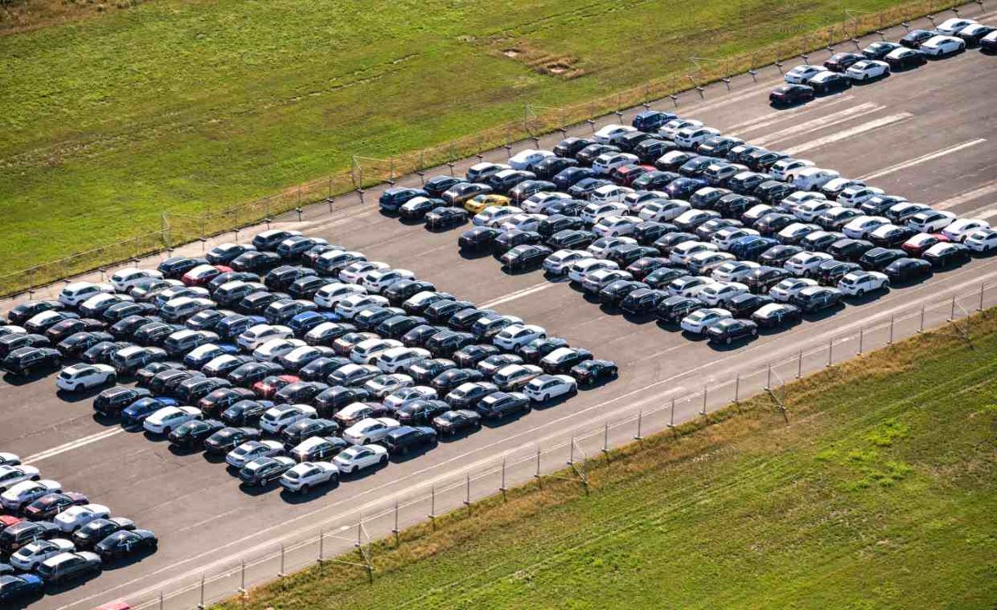 Auf einem Flugplatz stehen tausende Mercedes-Fahrzeuge. Daimler spricht von einem normalen Vorgang, fest steht aber auch, dass die Autoindustrie in einer Absatzkrise steckt