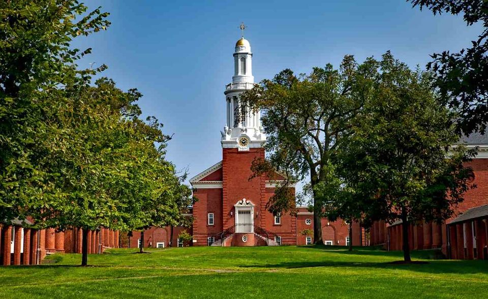 Yale gehört zum exklusiven Kreis der acht Ivy-League-Universitäten. Die Bildungseinrichtung wurde 1701 gegründet und ist damit die drittälteste Hochschule der Vereinigten Staaten. Im THE-Ranking 2020 hält die Yale University den achten Platz des Vorjahres.