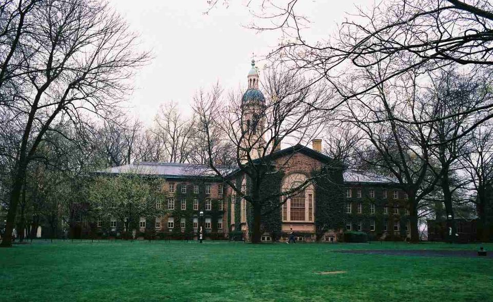 Princeton gehört mit Harvard und Yale zur Ivy League. Die Universität liegt im Bundesstaat New Jersey, in etwa auf halbem Weg zwischen New York City und Philadelphia. Sie konnte den sechsten Platz verteidigen.