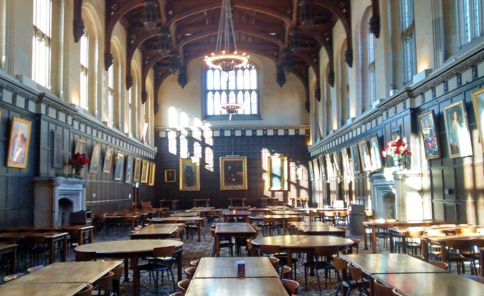 Die Universität von Chicago konnte sich um einen Platz auf Rang neun verbessern. Wer sich beim Blick in den Hutchinson-Speisesaal an das Zauberinternat Hogwarts erinnert fühlt, liegt nicht ganz falsch. Die 1890 gegründete Universität wurde architektonisch von Christ Church College in Oxford inspiriert, Drehort der „Harry Potter“-Filme.