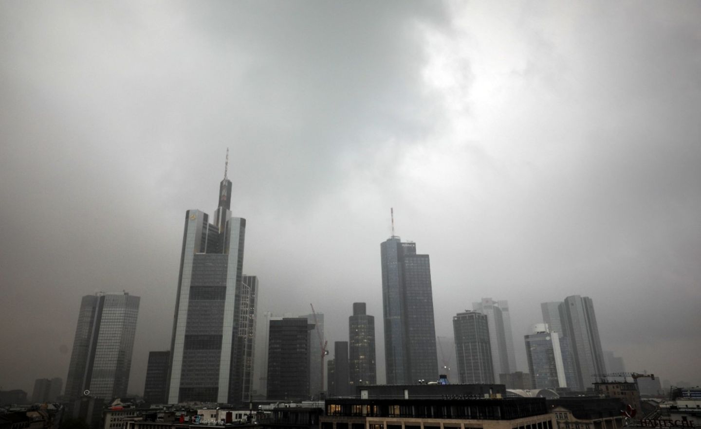 Ein Gewitter zieht über die Frankfurter Bankentürme