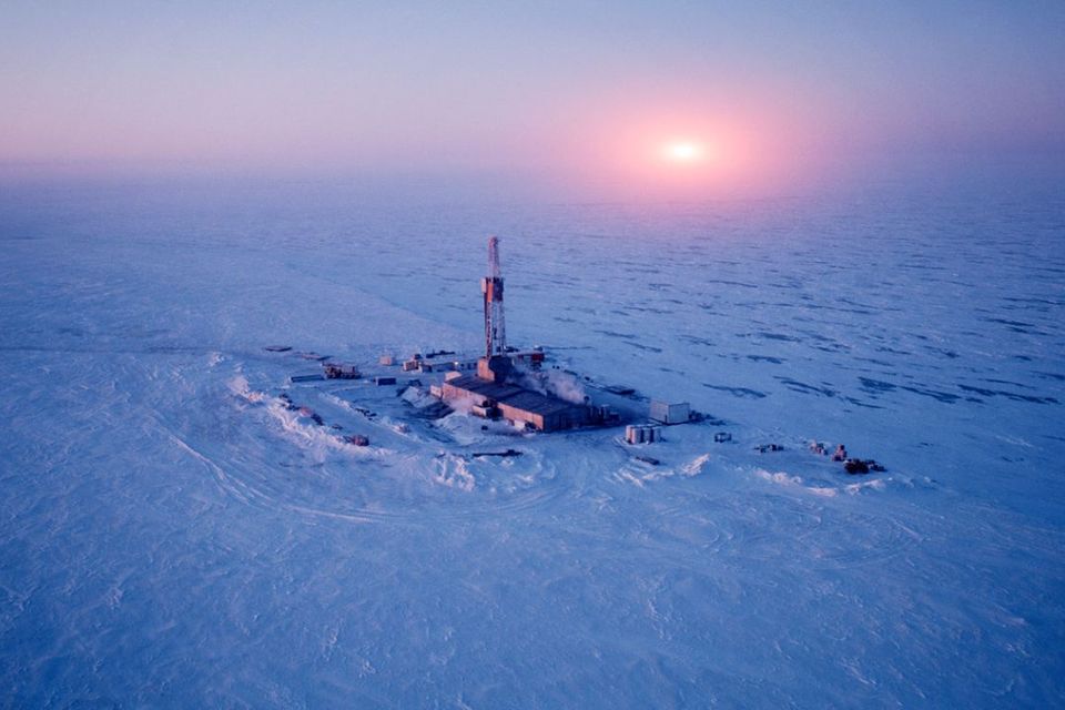 Hübsch als Postkartenmotiv,  riskant als Anlageobjekt:    Ölbohrplattform in Alaska