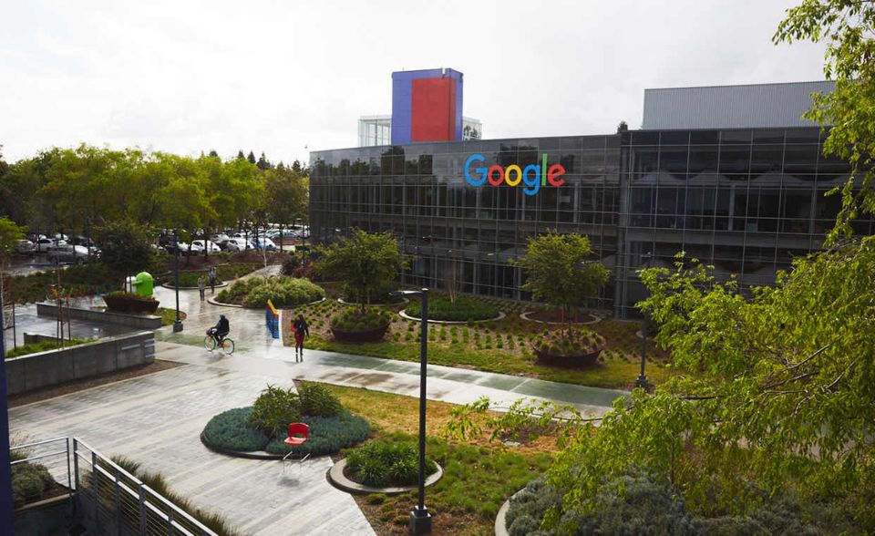 Google ist der große Verlierer des diesjährigen Rankings. Der Online-Gigant verschlechterte sich in der Gunst der Verbraucher um vier Plätze und belegt nun ganz knapp vor Bosch Rang neun (38,772 Punkte).