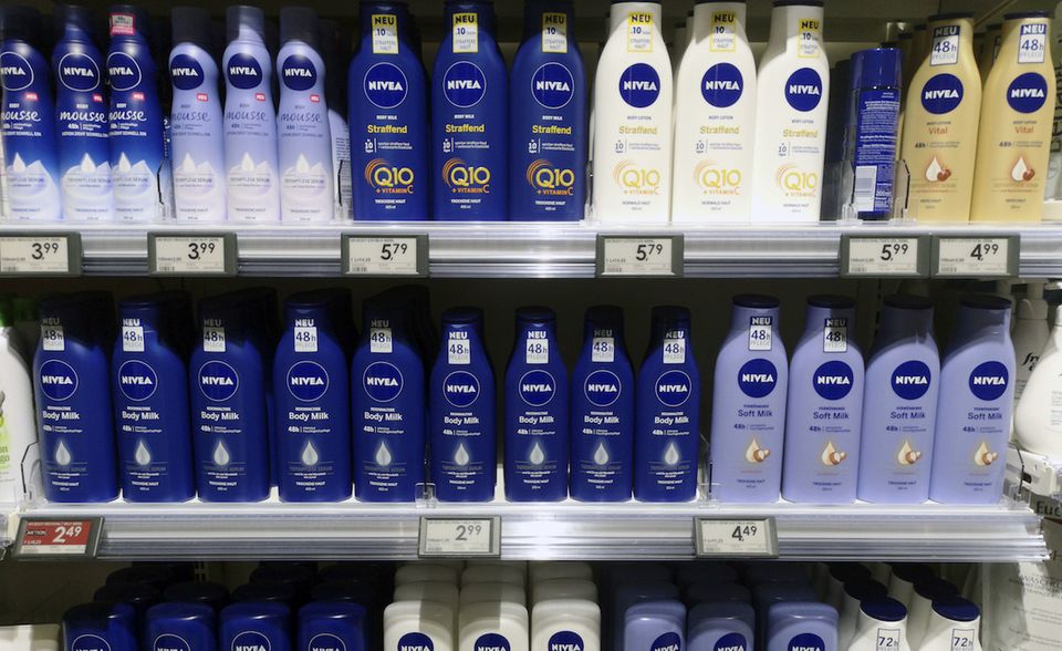 Mit Nivea verdrängt eine weitere deutsche Traditionsmarke Ravensburger von Platz drei (42,8 Punkte). 1911 wurde die Hautpflegecreme zum ersten Mal verkauft. Über 100 Jahre später gehört die Marke der Beiersdorf AG zu den beliebtesten Marken in Deutschland.