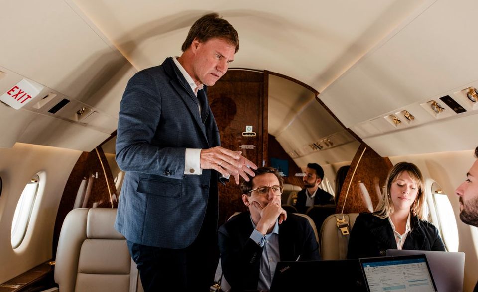 Im Privatjet bereitet ­Maschmeyers Team die nächsten ­Meetings vor