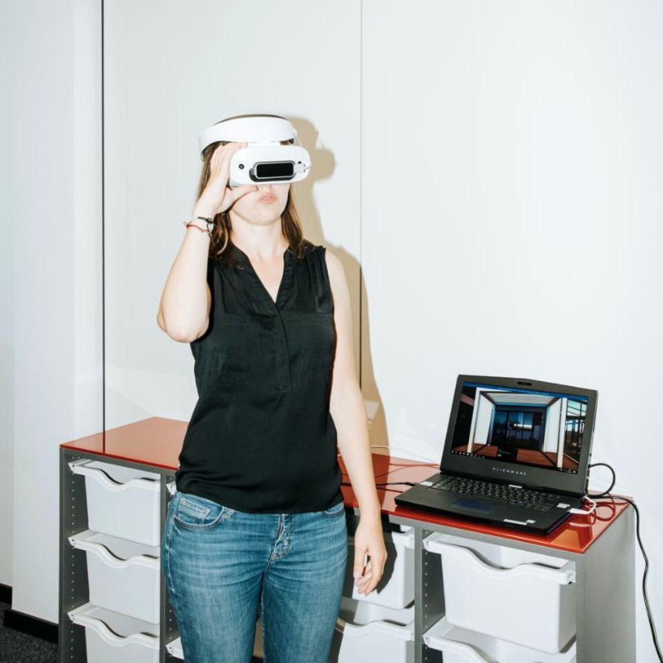 Annalena Hüsam, Projektleiterin Digital Business, testet eine Virtual-Reality-App, die Markisen direkt ans Haus des Kunden projiziert