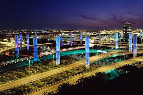 Los Angeles setzt laut Savills den Aufstieg als Tech-Metropole fort. Der internationale Flughafen LAX fördert der Untersuchung zufolge die internationale Vernetzung. Beim Tech-Umfeld belegt L.A. sogar den dritten Rang. Der chronische Verkehrsinfarkt auf den Straßen und das nur spärlich ausgebaute U-Bahnsystem bescheren Los Angeles hingegen bei der Mobilität den 24. Platz.
