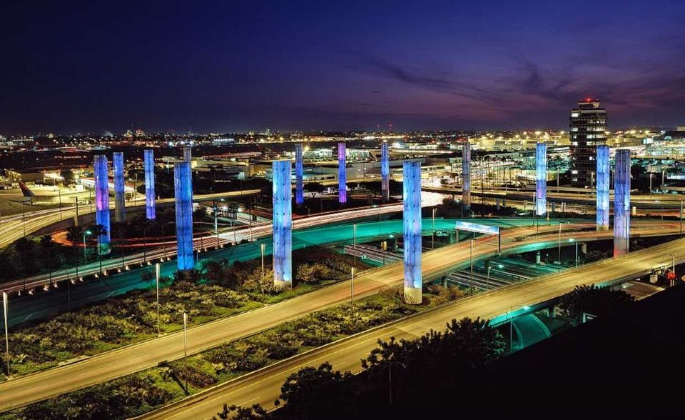 Los Angeles setzt laut Savills den Aufstieg als Tech-Metropole fort. Der internationale Flughafen LAX fördert der Untersuchung zufolge die internationale Vernetzung. Beim Tech-Umfeld belegt L.A. sogar den dritten Rang. Der chronische Verkehrsinfarkt auf den Straßen und das nur spärlich ausgebaute U-Bahnsystem bescheren Los Angeles hingegen bei der Mobilität den 24. Platz.