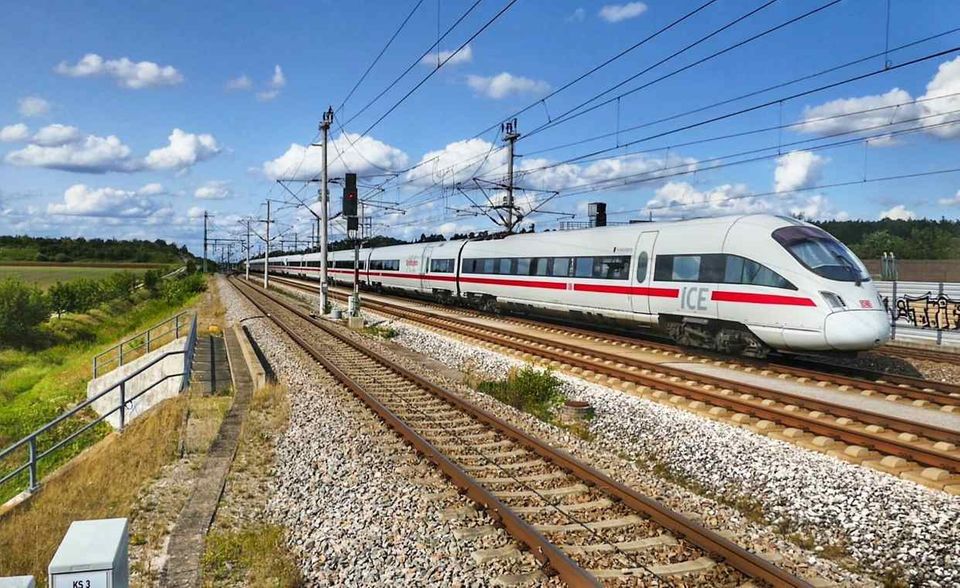 Im Fernverkehr gehört die Eisenbahn zu den saubersten Verkehrsmitteln: 36 Gramm Treibhausgase pro Personenkilometer lautet die Bilanz, die auf dem durchschnittlichen Strom-Mix in Deutschland basiert. Die Auslastung der Züge wird mit 56 Prozent angenommen.