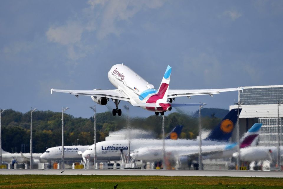 Das Flugzeug verursacht die höchsten Treibhausgsemissionen aller Verkehrsmittel: Laut Umweltbundesamt waren es im Jahr 2017 201 Gramm pro Personenkilometer. Zugrunde gelegt wird eine Auslastung der Maschinen von 82 Prozent.