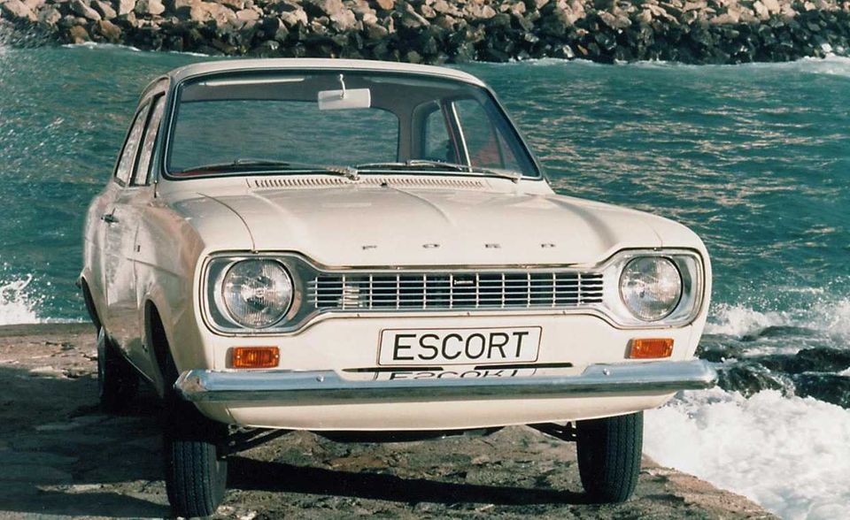 Der Ford Escort hat in Europa Autogeschichte geschrieben. Anfang 1968 feierte der neue Kompaktwagen mit dem „Hundeknochen“-Kühlergrill im Vereinigten Königreich Premiere. Im August 1969 folgte der Start in Deutschland. In der Folge entwickelte sich der Ford Escort zu einem der meistverkauften Autos des Kontinents und war wiederholt das beliebteste Modell in Großbritannien. 1998 endete die Ära. Der Ford Escort wurde vom Ford Focus abgelöst. Die laut Medienberichten rund 20 Millionen verkauften Exemplare reichen aber für einen Platz in der ewigen Bestenliste.
