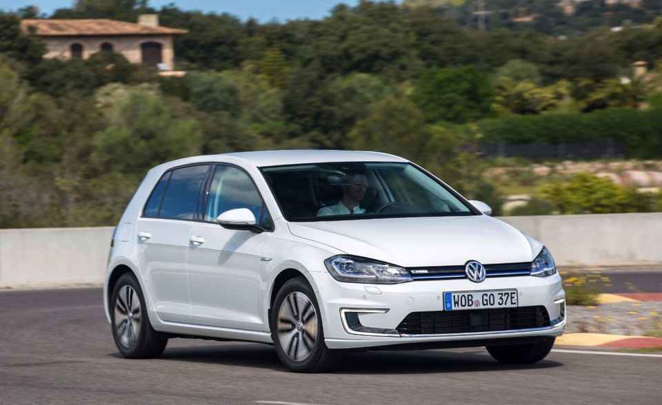 Längst hat der VW Golf den VW Käfer überholt. Im Sommer 2013 lief in Wolfsburg der 30-millionste Golf vom Band. Mittlerweile sind es laut dem Konzern mehr als 35 Millionen Exemplare. Im Herbst 2019 feiert die achte Generation der Kompaktklasse ihre Weltpremiere. Das Motto: digital, intelligent und vernetzt.