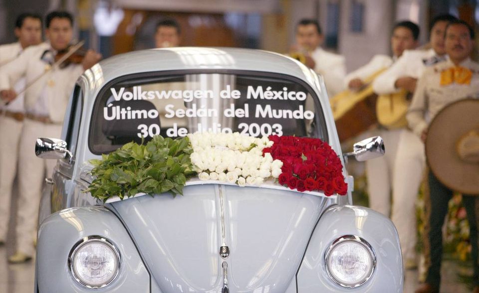 Nazizeit, Wirtschaftswunderjahre, Made in Germany: Der VW Käfer ist ein echtes Stück deutsche Wirtschaftsgeschichte. Ferdinand Porsche hatte in den 1930er Jahren auf Geheiß von Adolf Hitler einen erschwinglichen „Volkswagen“ entworfen. Der Wagen mit den runden Formen ging dann aber erst 1946 in Serie. „Der als Limousine und Cabriolet gebaute Käfer löste 1972 das Ford Model T als meistverkauftes Auto der Welt ab“, heißt es in der Volkswagen-Historie. Die deutsche Produktion endete 1978, in Südamerika aber erfreute sich der unverwüstliche Wagen noch lange großer Popularität. „Erst am 30. Juli 2003 fuhr das letzte von insgesamt 21.528.480 gebauten Exemplaren des Käfers im mexikanischen Puebla vom Band“, heißt es bei VW.