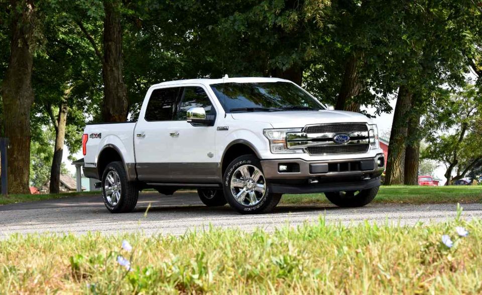 Lange vor dem SUV kam der Pick-up Truck. Diese geländegängigen Wagen mit offener Ladefläche sind in den USA nicht von den Straßen wegzudenken. Ein Modell hat dabei seit Generationen die Nase vorn: Die F-Serie von Ford. Der Pick-up ist seit 37 Jahren das meistverkaufte Auto in den USA, wie Ford Anfang 2019 mitteilte. 2018 wurden demnach weltweit 1,075 Millionen Exemplare der F-Serie verkauft, nahezu alle in den USA oder in Kanada. Damit sei durchschnittlich alle 29,3 Sekunden ein Pick-up erworben worden. Wäre die F-Serie ein eigenständiger Konzern, würden die Erlöse laut Ford mit 50 Mrd. US-Dollar über denen von Konzernen wie Oracle oder American Express liegen. Die sehr lange Geschichte der Modellreihe (sie feierte ihr Debüt 1948) und der große Automarkt in den USA sichern der F-Serie Platz zwei dieses Rankings. Der Autobauer hält sich mit Gesamtzahlen zwar zurück und teilte zum 100. Geburtstag des Trucks 2017 lediglich mit, dass seit 1977 über 26 Millionen F-Serie-Wagen in den USA verkauft wurden. Medienberichten zufolge dürfte die Bilanz damit aber über 35 Millionen liegen.