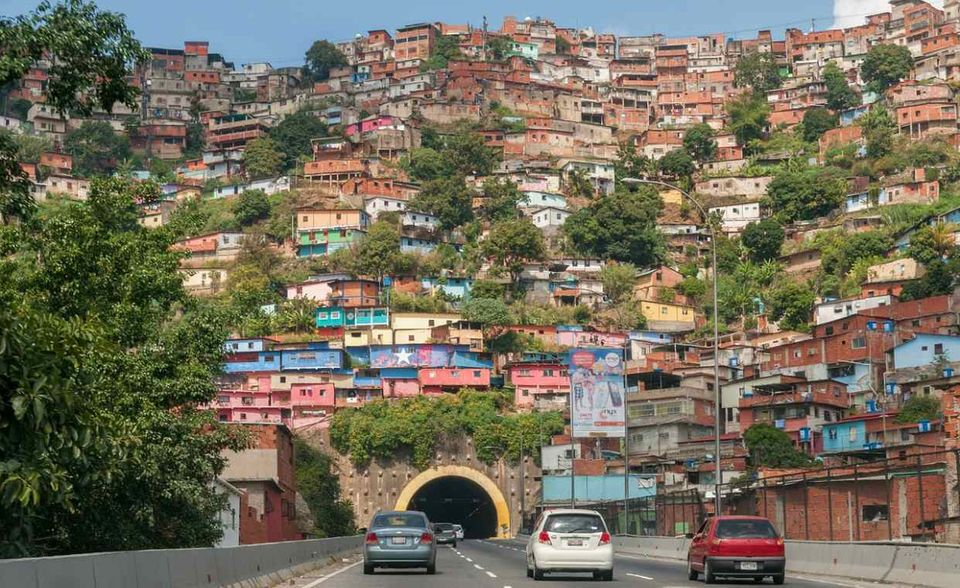 Die untersuchten Städte konnten maximal ein Ergebnis von 100 Punkten erzielen. Nicht mal die Hälfte davon schaffte Caracas auf Platz 131 von 140 untersuchten Metropolen. Die Hauptstadt von Venezuela erreichte lediglich 46,9 Punkte. Die schlechtesten Noten gab es für die Gesundheitsversorgung (33,3 Punkte) und die Stabilität (35 Punkte).