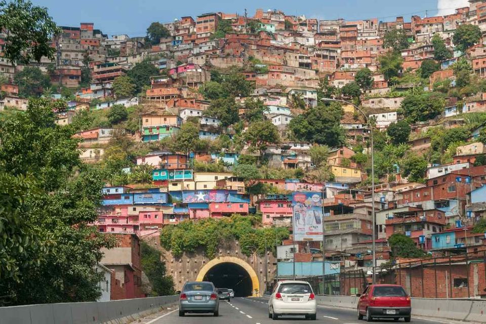 Die untersuchten Städte konnten maximal ein Ergebnis von 100 Punkten erzielen. Nicht mal die Hälfte davon schaffte Caracas auf Platz 131 von 140 untersuchten Metropolen. Die Hauptstadt von Venezuela erreichte lediglich 46,9 Punkte. Die schlechtesten Noten gab es für die Gesundheitsversorgung (33,3 Punkte) und die Stabilität (35 Punkte).