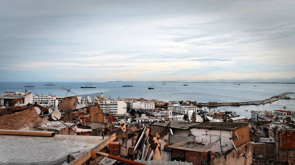 Mit 44,1 Punkten belegte Algier Platz neun der Rangliste. Die besten Werte von jeweils 50 Punkten erzielte die Hauptstadt Algeriens bei der Stabilität und dem Bildungssystem. Die schlechteste Note (30,4 Punkte) vergaben die Experten der Economist Intelligence Unit für die Infrastruktur.