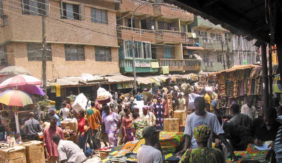 Deutlich bessere Noten bei Kultur und Umwelt (53,5 Punkte) sowie bei der Infrastruktur (46,4 Punkte) haben Lagos vor dem letzten Platz der Rangliste bewahrt. Ansonsten aber gibt es für die nigerianische Hauptstadt nur vernichtende Noten, darunter 20 Punkte für die Stabilität. Das ist derselbe Wert wie in einer Stadt im Krieg, wie das Schlusslicht des Rankings zeigt.