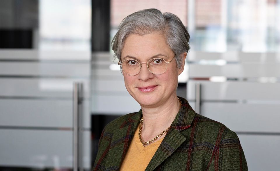 Eva Kreienkamp schaffte es bereits 2018 aufs Siegertreppchen und kann dieses Jahr nun den Top-Titel einholen. Kreienkamp ist studierte Mathematikerin und verfolgt mehrere Karrieren gleichzeitig. Sie ist Senior Vice President bei der Allianz Gruppe und gründete dort das erst schwul-lesbische Netzwerk. Seit 2015 setzt sie sich als Geschäftsführerin der Mainzer Verkehrsgesellschaft für die Mobilitätswende in der Stadt am Rhein ein. Als Expertin und Speakerin ist sie aber nicht nur in Sachen Mobilität, sondern auch im Bereich Gender- und Diversity gefragt.