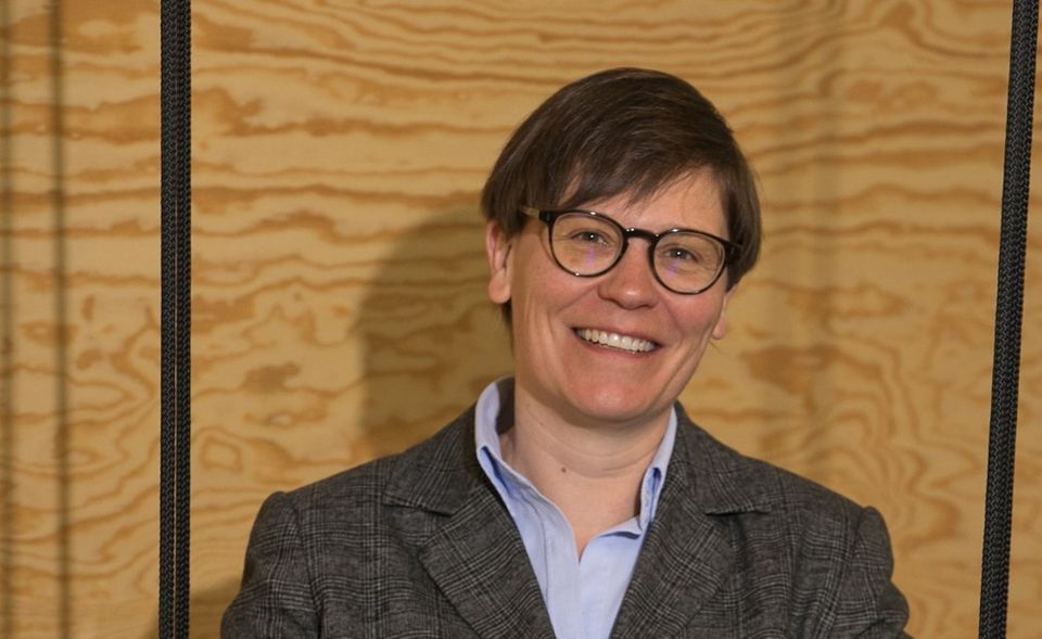 Nach dem Studium der Theater- und Erziehungswissenschaft, der Arbeit am Theater und ihrer Promotion wechselte Dr. Gesa Heinrichs in die Otto Group. Sie startete in der HR und übernahm bald die interne Managementberatung. Außerdem war sie als Geschäftsführerin und Vice President tätig. Seit fünf Jahren verantwortet sie das Corporate Procurement und das Facility Management. Besonderes Interesse hat Dr. Gesa Heinrichs am Thema Transformation, aktuell beschäftigt sie sich mit der Schaffung neuer Arbeitswelten.
