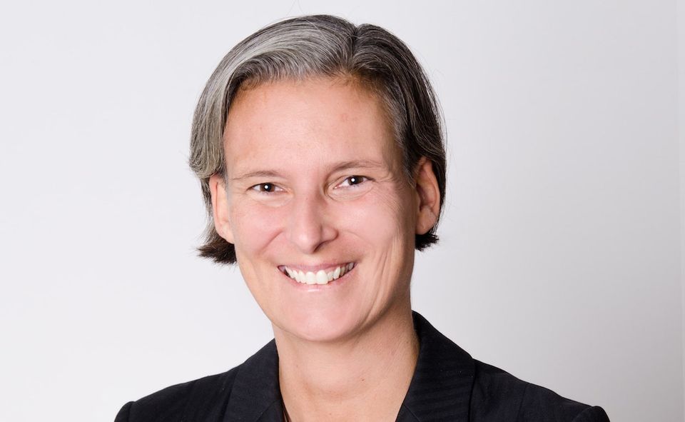 Nach dem Studium der Wirtschaftswissenschaften und Sinologie arbeitete sie von 2002 bis 2010 bei LTU, Air Berlin und Airbus. Seit 2010 ist sie als Führungskraft bei DHL Express tätig. Nebenher absolvierte die Powerfrau noch einen berufsbegleitenden MBA und promovierte an der University of Surrey.
