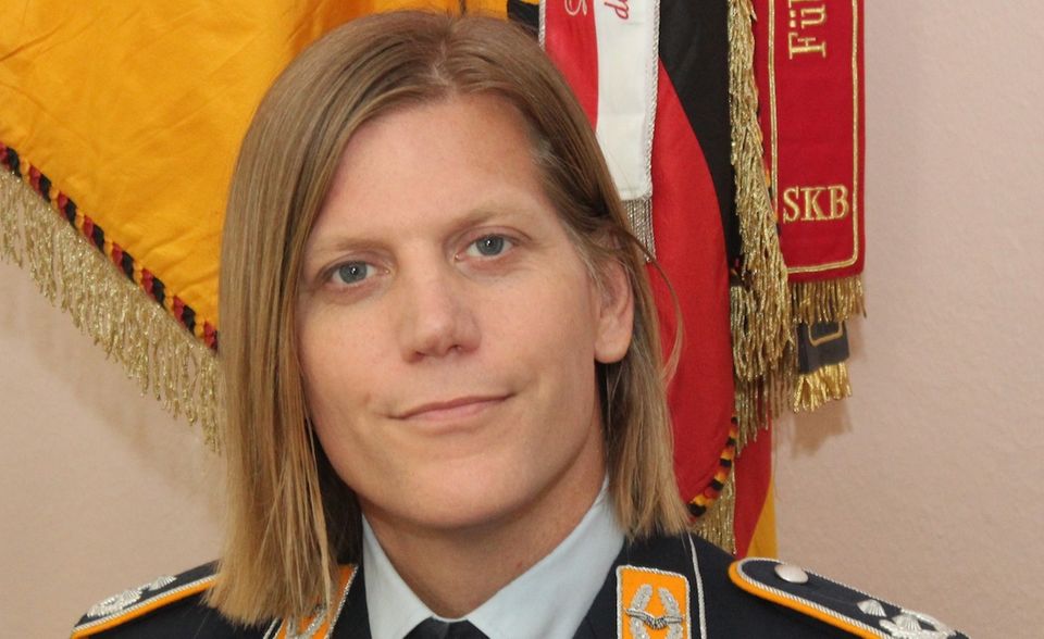 Anastasia Biefang ist bereits seit Juli 1994 als Offizierin in der Bundeswehr tätig. Sie studierte Pädagogik, durchlief verschiedene Führungs- und Stabsverwendungen, absolvierte den Generalstabslehrgang der Bundeswehr, diente als Referentin im BMVg und ist derzeit Kommandeurin des Informationstechnikbataillon 381 in Storkow (Mark). Während ihrer Dienstzeit war Sie zweimal im Auslandseinsatz in Afghanistan. Anastasia Biefang ist verheiratet und lebt mit ihrer Frau in Berlin.