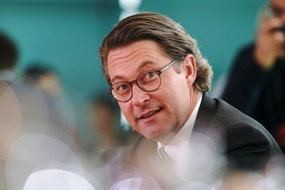 Verkehrsminister Andreas Scheuer wollte den Milliardenvertrag für die Pkw-Maut unbedingt 2018 abschließen. Nun kämpft er um sein Amt – mit allen Mitteln