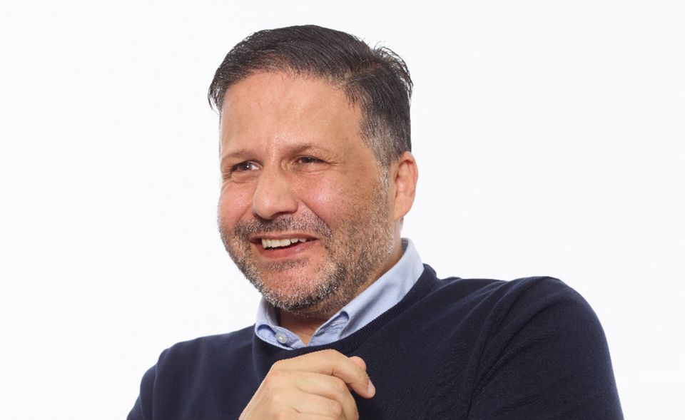 Ernesto Marinelli kam 2005 zum Softwarekonzern SAP. Derzeit leitet er das globale HR Business Partner Team. Darüber hinaus engagiert sich Marinelli bei der Deutschen Aidshilfe, zum Beispiel im Projekt #positivarbeiten. In den 80er Jahren ist Marinelli von Italien nach Würzburg gezogen, um dort sein Studium zu beginnen. Mit der Stadt verbindet er sehr schöne Erinnerungen, da er in Würzburg auch seinen späteren Ehemann Thomas kennengelernt hat.