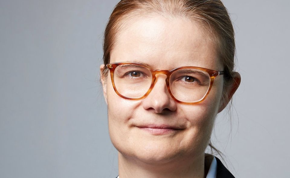 Annika Zawadzki arbeitet als Partnerin im Kölner Büro der Boston Consulting Group. Ihr Schwerpunkt liegt auf den Bereichen Public Sector und Infrastruktur. Seit ihrem Einstieg bei BCG im Jahr 2015 hat sie zahlreiche Diversity-Studien veröffentlicht. In ihrer jüngsten Studie "Out@Work" untersucht sie das Thema Outing am Arbeitsplatz. Zudem leitet Annika das Pride@BCG-Netzwerk in der Region Zentral- und Osteuropa sowie im Nahen Osten. Annika Zawadzki ist verheiratet und hat ein Kind.